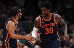  巴特勒重返赛场，领先优势明显首场状态出色，热火观众沸腾！观众掌声雷动